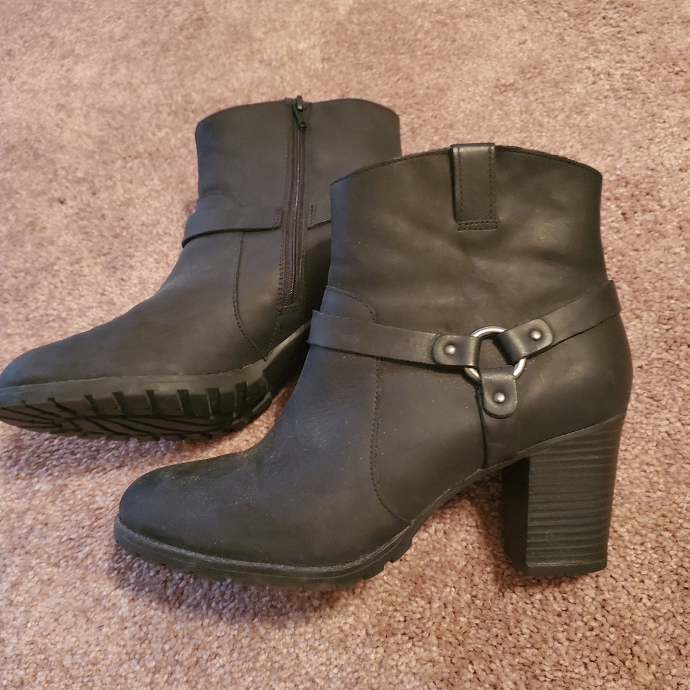 Clark's ankle booties with heel black zippered